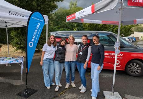 Das Team des WEISSEN RING mit der Verbraucherzentrale Meißen beim Mitmachfestival.